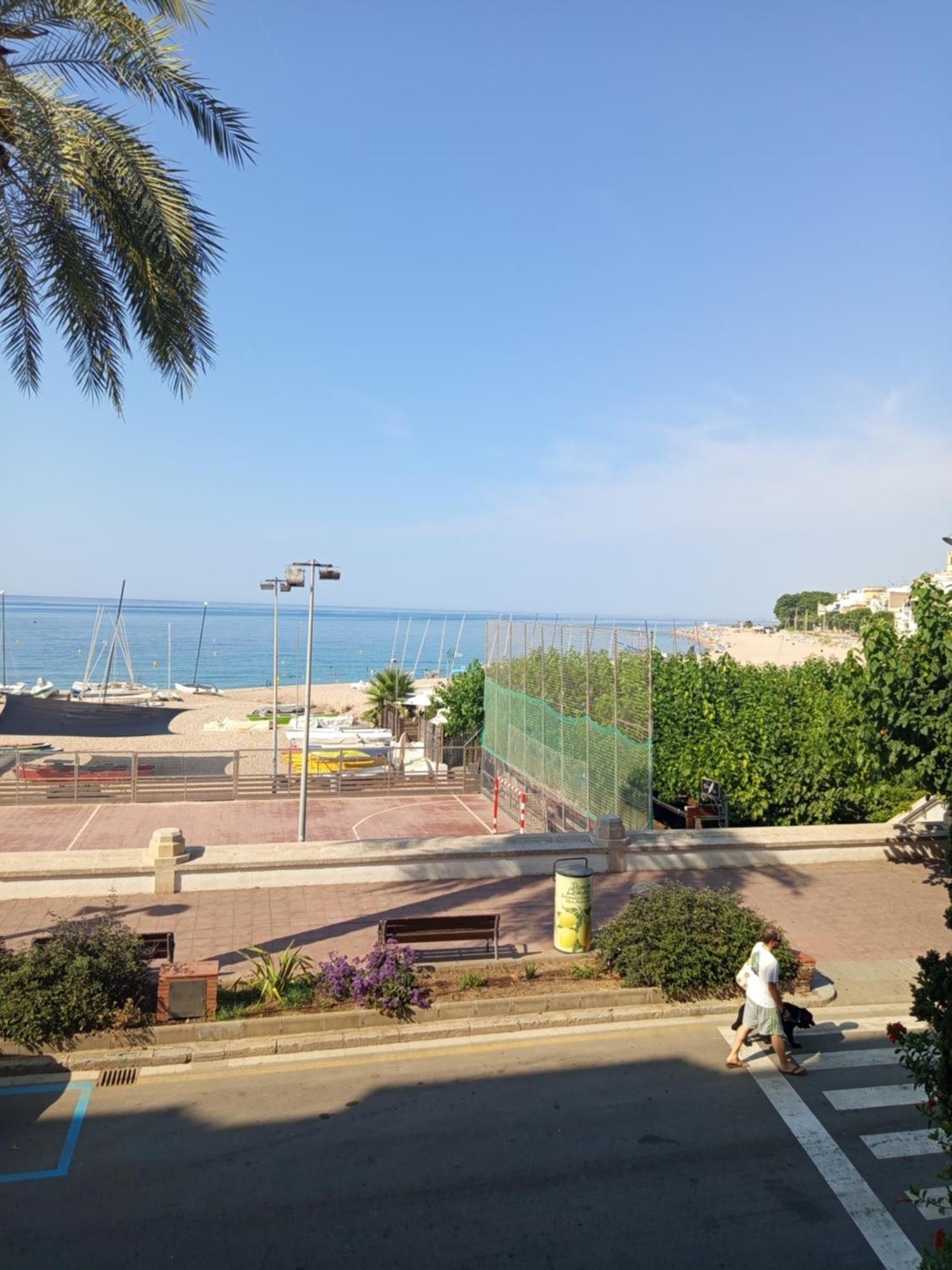 Apartment Beachfront With Sea Views & Private Parking